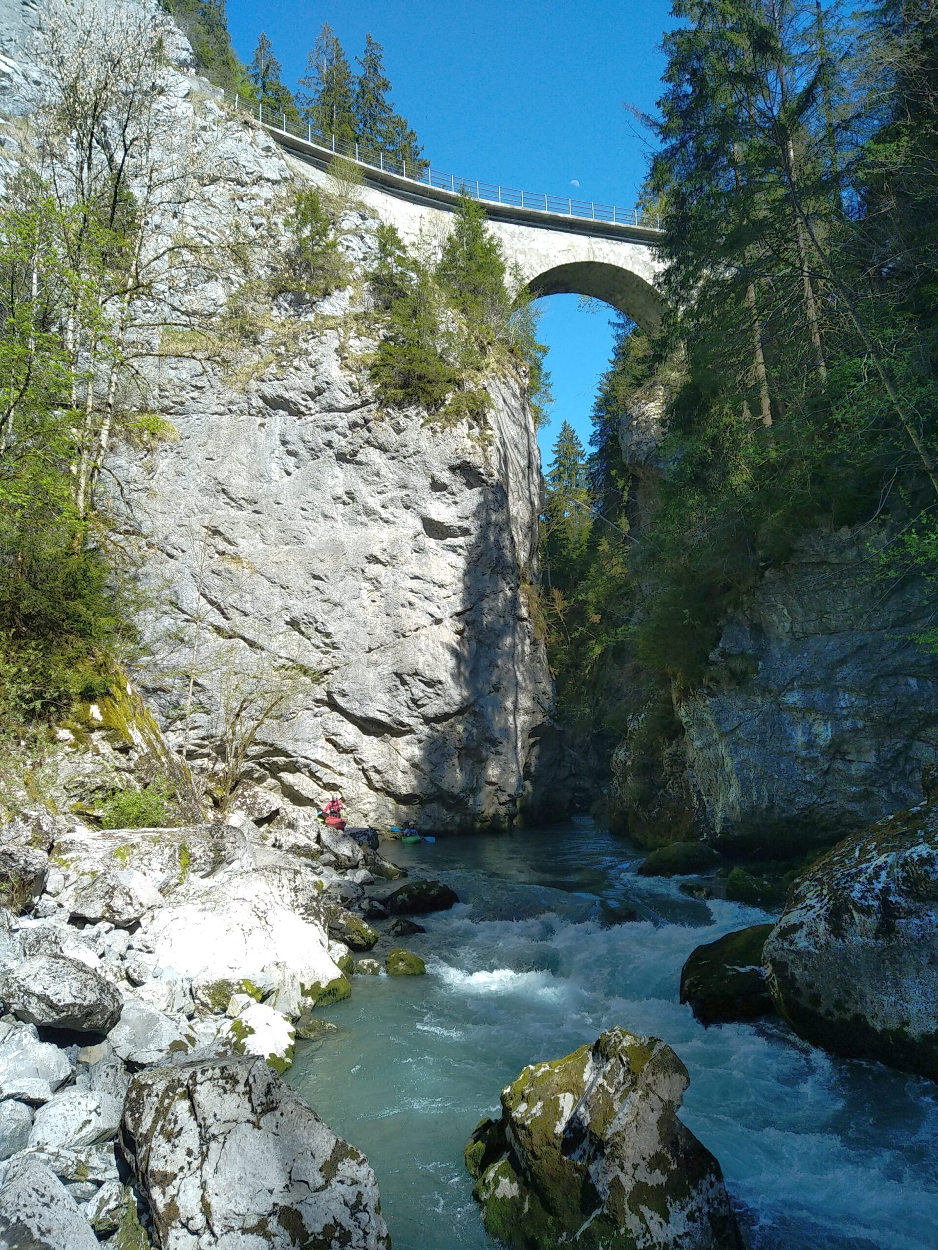 You are currently viewing Stage eaux-vives en Suisse à Pâques pour les adultes